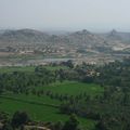 34. Hampi. Les risieres bananiers et rochers - Risaie pantagioni di banane e rocce