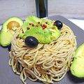 Spaghettis en sauce tomate/olives/avocats