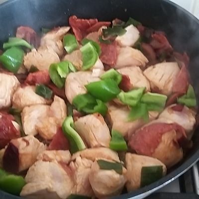 POULET AUX TOMATES ET CHORIZO avec ou sans olives noires 
