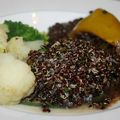 ragout de lentilles beluga, quinoa noir aux herbes accompagnés de chou fleur et brocolis