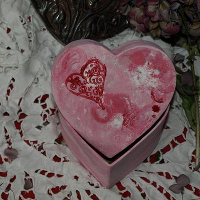 Boite rose en forme de cooeur