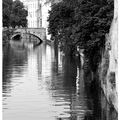 Bruges - Petits sauts de chaque coté des petits ponts