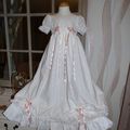 robe longue de bapteme en broderie anglaise blanche pour une petite princesse 