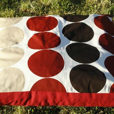 Coussin à pois pour chien de taille moyenne