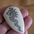 Pendentif dragon scrimshaw sur os de bœuf