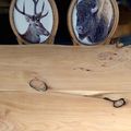 Table haute bois et chaises animaux