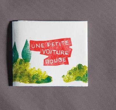 Une petite voiture rouge