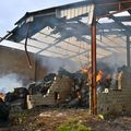 UNE CENTAINE DE TONNES DE PAILLE DÉTRUITES, HIER, DANS L’INCENDIE DES HANGARS WOIMANT.