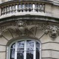 Lions en console sous un balcon circulaire Rue de Lancry ( A.Bonnet architecte)