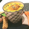 Velouté de carottes à la crème de coco, croutons de pain d'épices aux figues