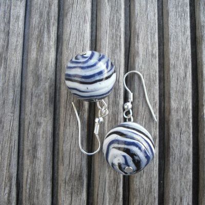 Boucles d'oreilles FIMO "tourbillon" bleu, gris