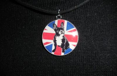 collier : cabochon en résine époxy bulldog noir et blanc sur fond de Union Jack ; cordon coton ciré noir ; attaches argentées