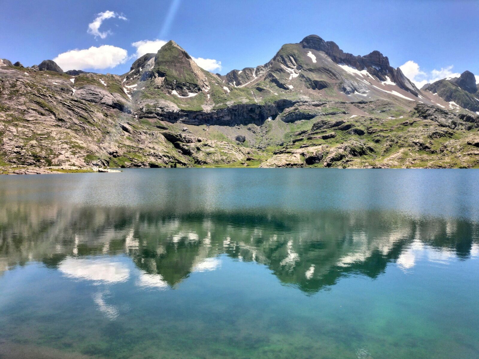 Lac d'Estaens, tour du lac, reflets, juin 2024. (Espagne)