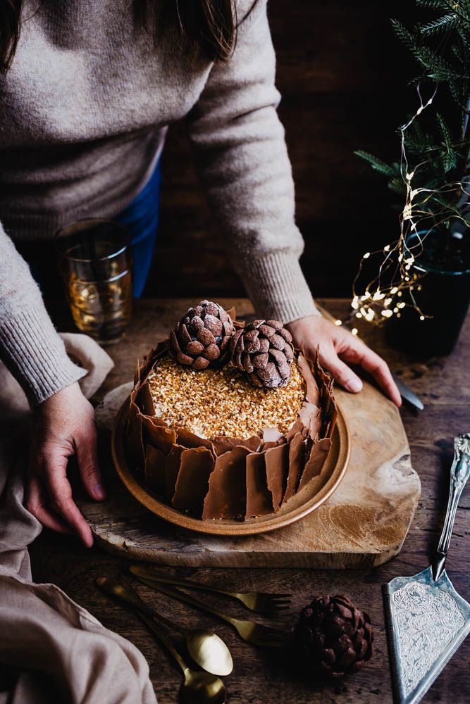 gateau de Noel, christmas cake, genoise noisettes, chantilly vanille, repas de noel, dessert de noel, léger, facile, feuille en chocolat, pommes de pin brownies au chocolat