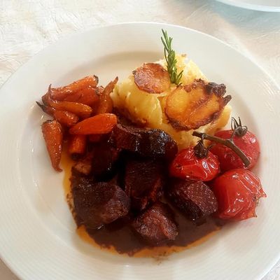  Bourguignon de magret de canard, gratin dauphinois, tomates cocktail confites au four, minis carottes laquées au miel & romarin