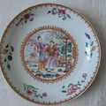 Plat creux en porcelaine de Chine à décor de personnages - Compagnie des Indes - XVIIIe