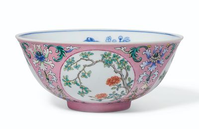 A pink-ground famille-rose sgraffiato 'medallion' bowl, Daoguang seal mark and period (1821-1850)