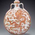 Rare Gourde en porcelaine à décor rouge de fer, or et polychrome. Chine, Dynastie Qing, époque Kangxi (1662-1722)