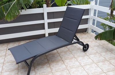La chaise longue Limala de BLUMFELDT, une vraie chaise longue de jardin confortable et transformable en transat !