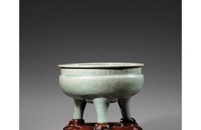 Brûle-parfum tripode en grès céladon longquan. Chine, dynastie Ming, XVIIe siècle, daté 1655. 
