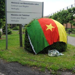 Une gerbe de fleurs déposée au centre fermée de Merksplas en Belgique pour commémorer le 6è anniversaire du décès de Folefack