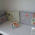 Linge de lit enfant bébé vert pâle orange et gris : turbulette japonisante tour de lit et housse de matelas à langer