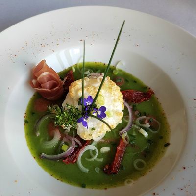 Iles flottantes au parmesan, gaspachio de courgette 