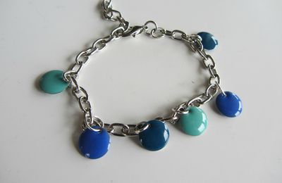 bracelet gourmette argentée et breloques émaillées bleues et vertes