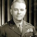Major-général Joseph Lawton Collins commandant du VII Corps d'armée américain.