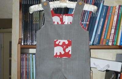 Deux salopettes de bébé