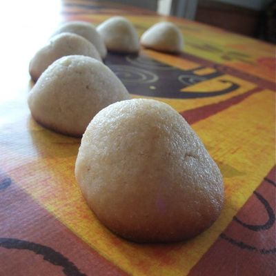 Petits Dômes à la Semoule et aux Dattes...