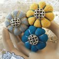 ♥ AMY ♥ Broche jaune grise et bleue aux 3 fleurs sakura