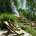 Des chaises au bord de l'eau 