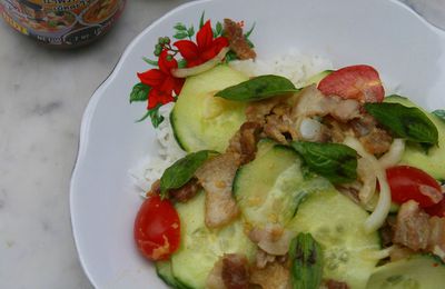La salade d'inspiration thaïlandaise et sa sauce magique (qui pique)