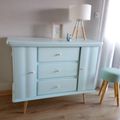 Buffet vintage pieds compas relooké bleu pastel.