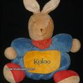 Doudou peluche lapin boule, jaune bleu rouge, bandana rouge, Kaloo