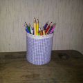 Un bout de vetement use, une boite de conserve : un pot a crayons .