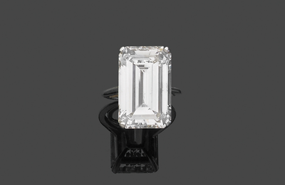 A platinum ring set with an emerald-cut diamond weighing 18,76 cts