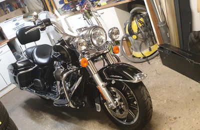 TRANSFORMATION D'UN ROAD KING 2017 DUO EN SOLO AVEC MODIF DES FEUX ET ACCESSOIRES