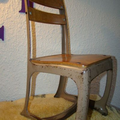Chaise bois et métal fabriquée par la firme American Seating