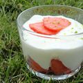 Verrine de fraises et sa mousse légère au fromage blanc et zeste de citron vert