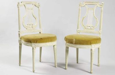 Paire de chaises en bois relaqué blanc. Epoque Louis XVI 