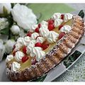 Tarte génoise, crème pâtissière, ananas, cerises et chantilly........