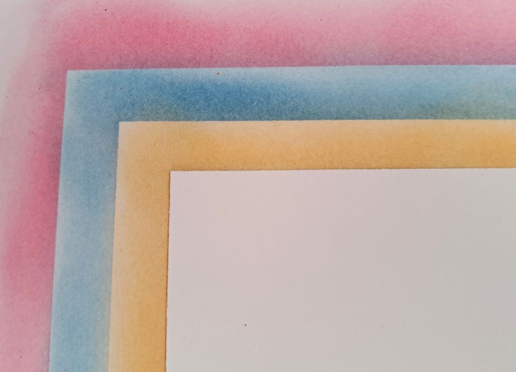 Le cache (ici carré) est glissé (translation) à chaque changement de couleur de pastel.