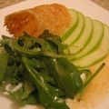 Salade de roquette à la pomme granny et tuiles au parmesan (et au fond de volaille)