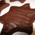 Etoiles sablées au cacao et glaçées au chocolat
