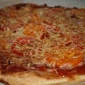 Pizza jambon-tomates-fromage