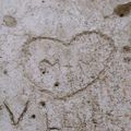 Un graffiti dans un chateau en ruine qui m'a fait pense a vous, les amours de ma vie.