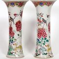Paire de vases cornets en porcelaine de la Famille Rose. Chine, XIXème siècle