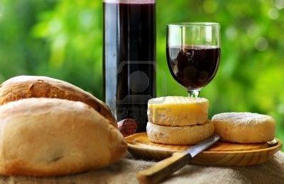 Du pain, du vin, et du fromage... St Michel!